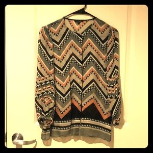 Geometric Print Shirt w/ Pleated Sleeve Detail